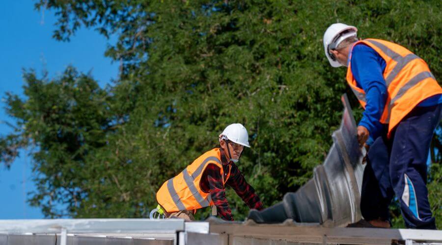 Professional gutter cleaning in Lyerly, GA